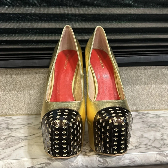 Shoe Republic LA Venerable Women’s Gold Platform Flat Almond Black Toe Heels NIB - Picture 4 of 8